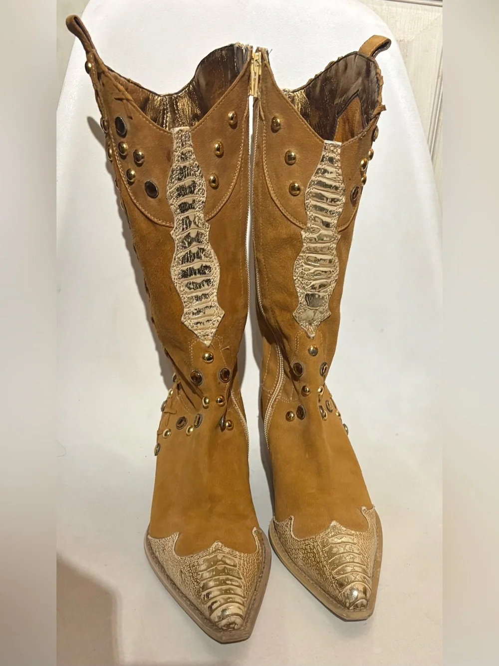 Studded Tan Suede Western Heeled Boots - Women in Great Condition - Picture 1 of 3